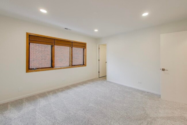 Building Photo - 1209 E Davis St