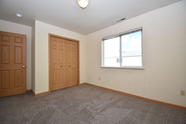 Building Photo - Nice Large 2 Bedroom 1 Bathroom Townhouse ...