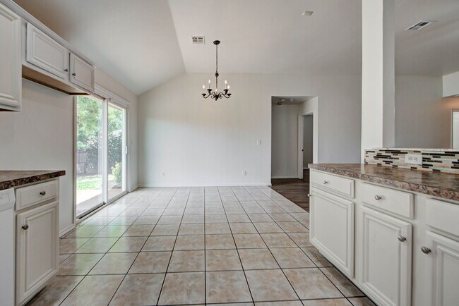 Building Photo - 608 Cavecreek St