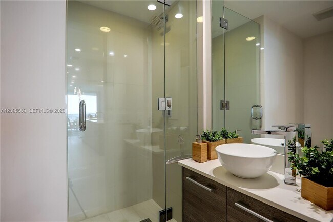 Building Photo - 650 NE 32nd St