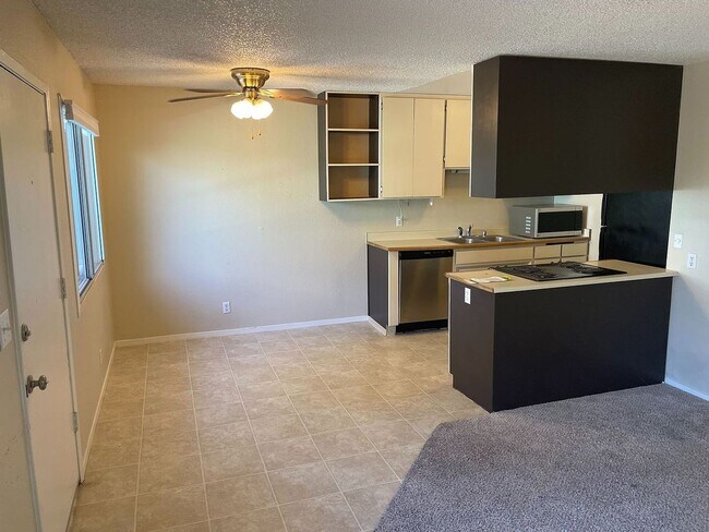 Building Photo - 2 Bed 1 Bath