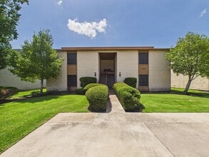 Building Photo - 1505 Oakdale Cir
