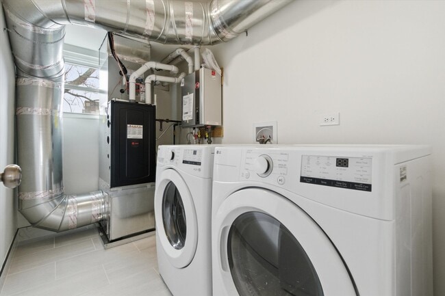 Building Photo - 5915 N Milwaukee Ave