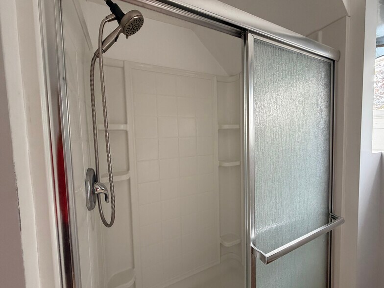 Building Photo - 18 Colonial Dr