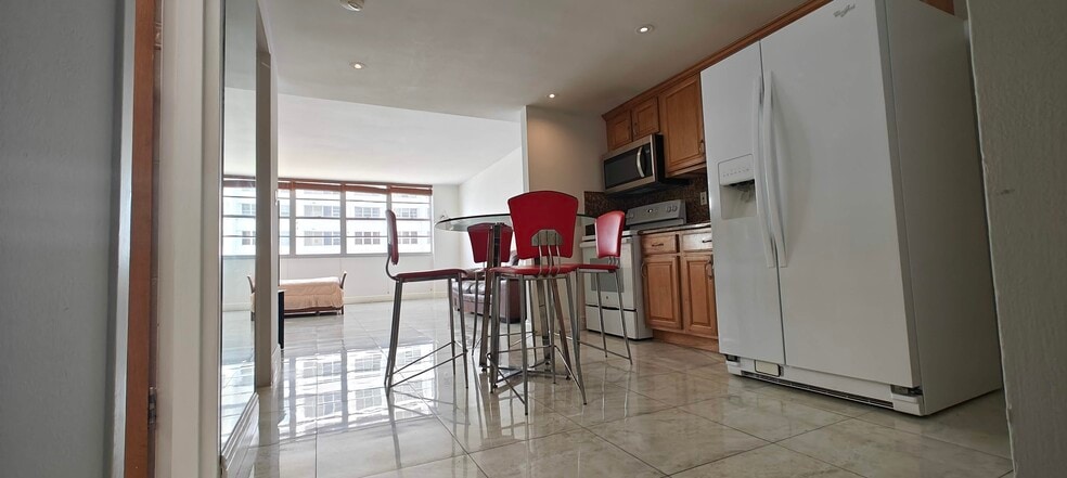 Building Photo - 801 Brickell Bay Dr