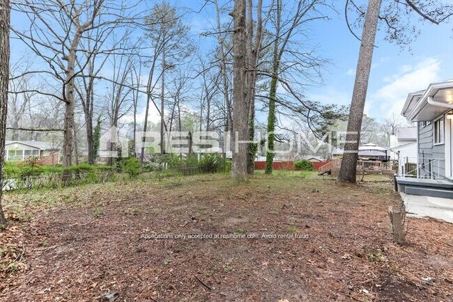 Building Photo - 517 Village Lane