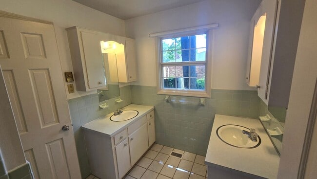 Building Photo - 4 Bed/2.5 Bath Brick Home - Kingsport TN