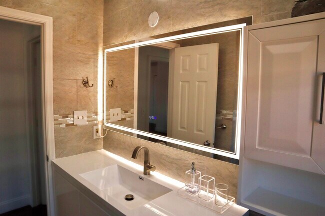 Building Photo - 19 Pilot Point Dr