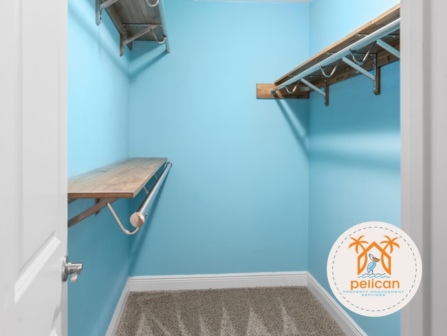 Building Photo - Stunning Home in East Navarre