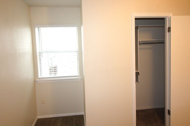 Building Photo - 1712 Jennifer Cir