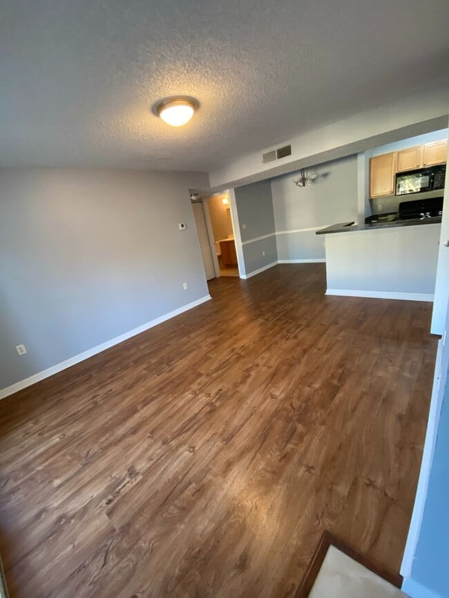 Building Photo - Updated 2/2 in the heart of Brandon