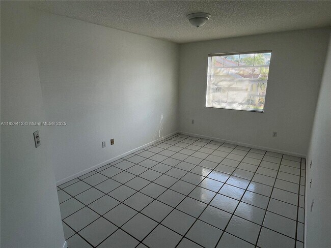 Building Photo - 2520 SE 19th Pl