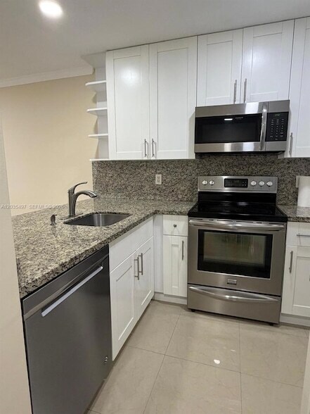 Building Photo - 8443 Royal Palm Blvd
