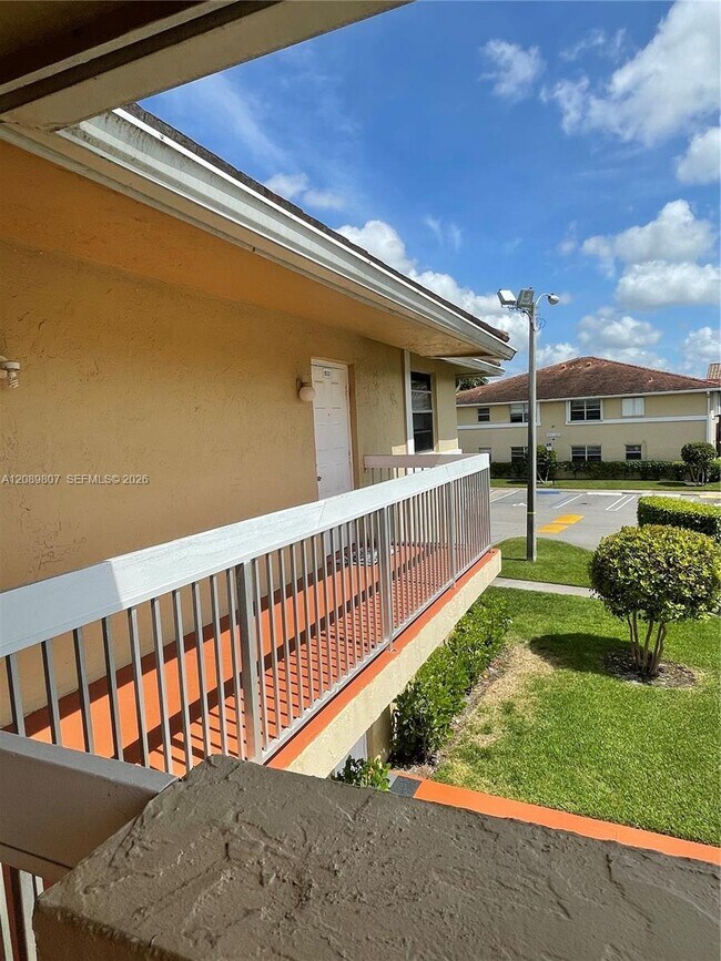 Building Photo - 821 Twin Lakes Dr