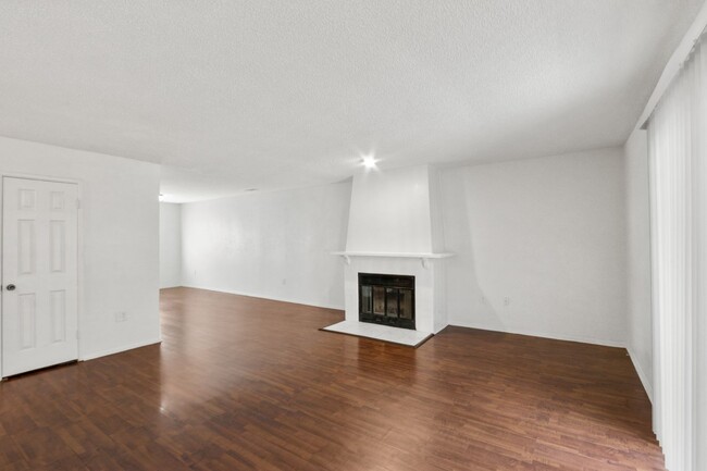 Building Photo - Charming Carson Townhome!