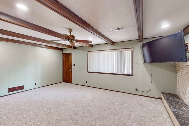 Building Photo - NE Brick Ranch 3/Bd 2/Ba 2 Cg 1782/sf
