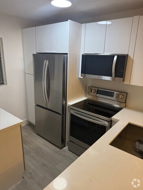 Building Photo - 6866 NW 173rd Dr