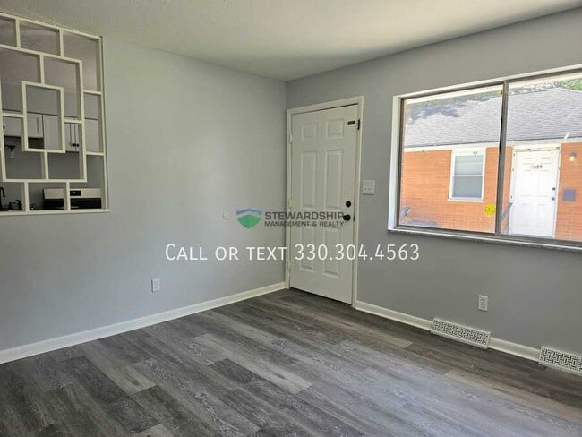 Building Photo - 2555 Edwin Ave