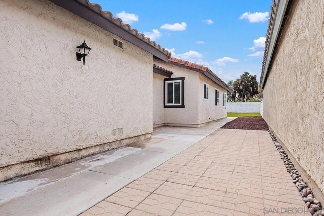 Building Photo - 207 Carissa Dr