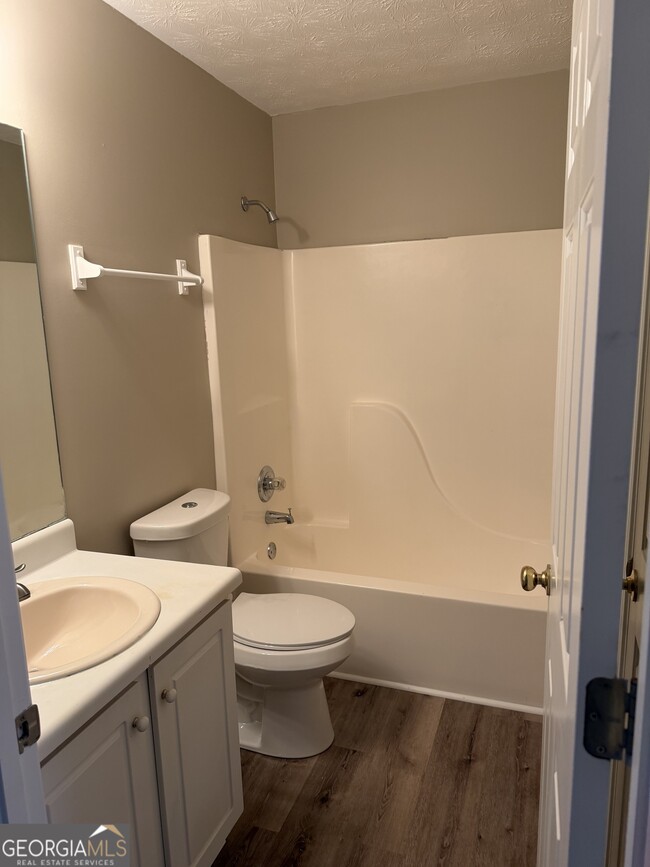 Building Photo - 2500 Lake Royale Dr