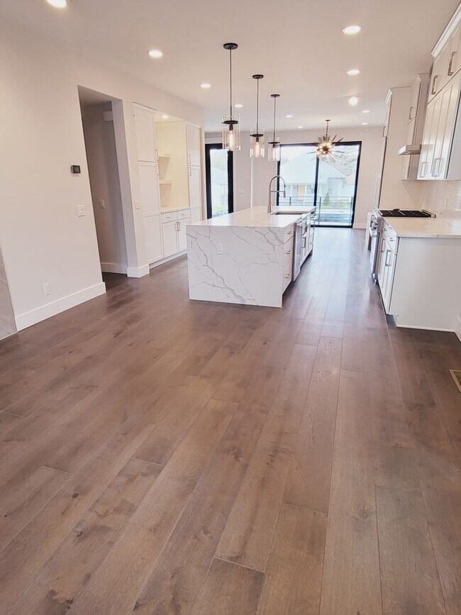 Building Photo - Luxury Downtown Townhome