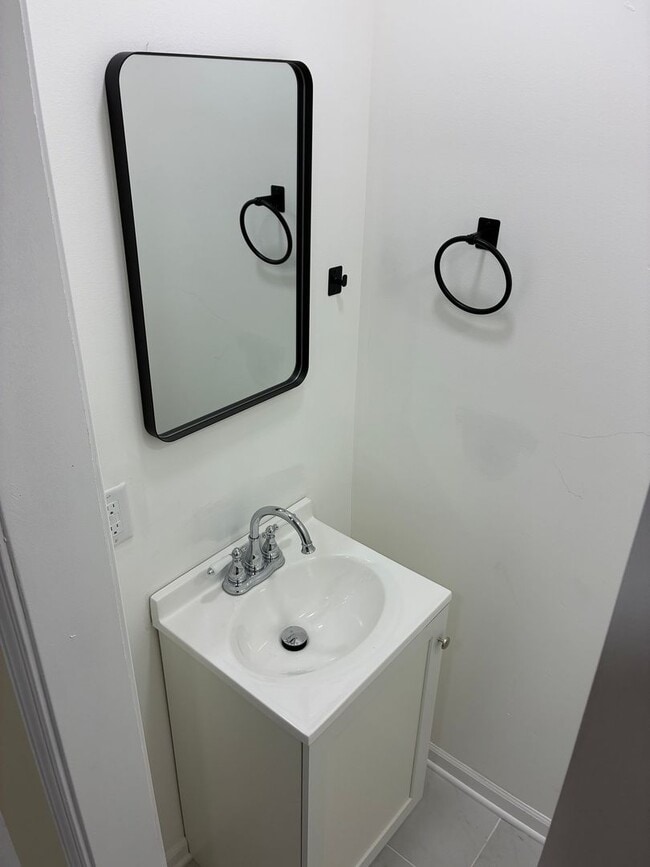 Building Photo - Stylish Renovated Home