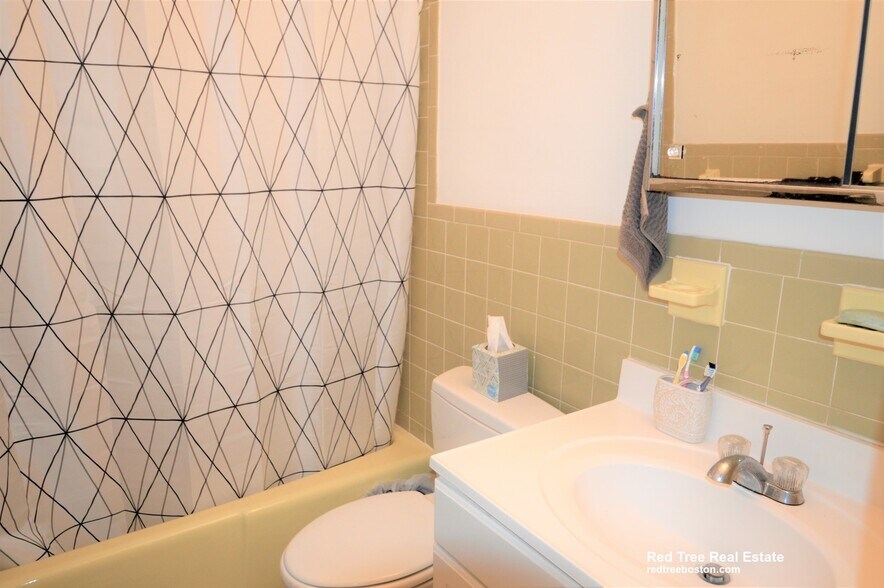 Building Photo - 35 Belmont St