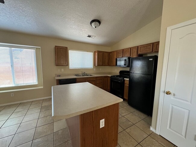 Building Photo - 3 bed 2 bath home