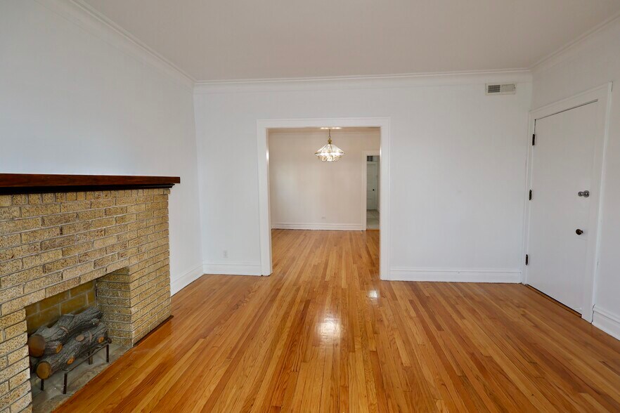 Primary Photo - 3429 N Lowell Ave