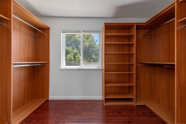 Building Photo - 5 bed/2.5 bath single family home in W. Sa...