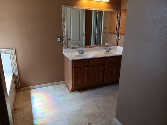 Building Photo - Charming 3-bedroom, 2-bathroom house! Showings Available Now!