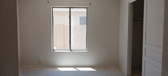 Building Photo - Spacious Two Story 4 Bed/3 Bath with Large...