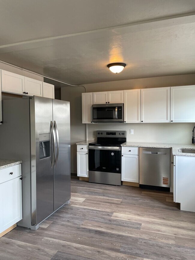 Building Photo - Newly RENOVATED 3 bedroom & 1 bathroom with deck Apartment in McSherrystown, PA - 3 miles from Ha...