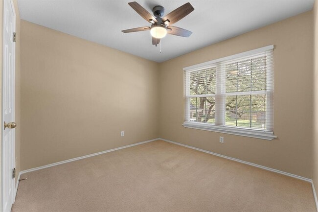 Building Photo - 2104 Lobelia Dr