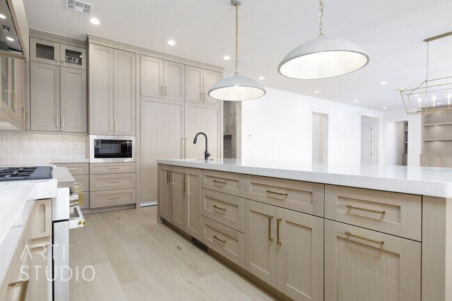 Building Photo - BRAND NEW Gorgeous 6 bed 7 bath with Pool ...