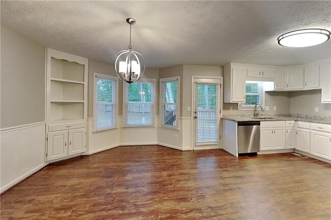 Building Photo - 600 Glendale Forest Dr