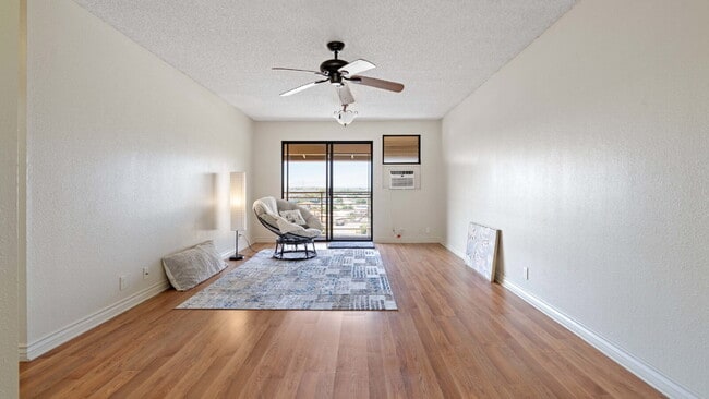 Building Photo - Renovated 2br/1ba/2pkg 3rd Fl Townhome