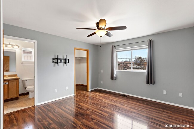 Building Photo - Spacious & Updated 3 Bedroom Duplex Near M...