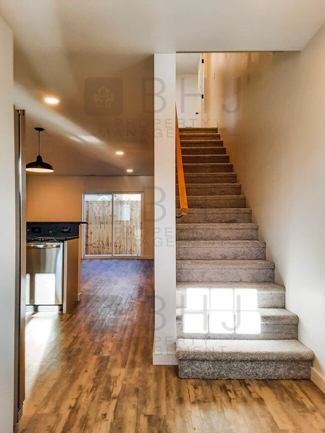 Building Photo - 2 BED/ 1.5 BATH TOWNHOME