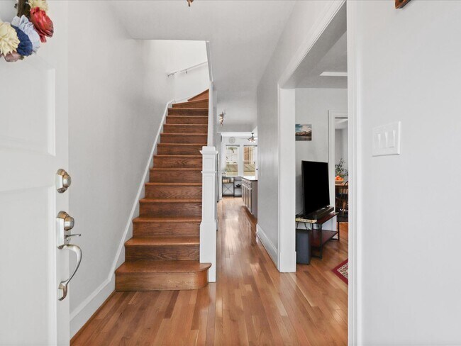 Building Photo - 1813 Bay St SE