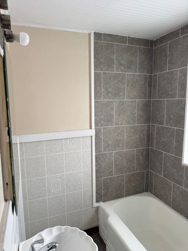 Building Photo - Single Family Home 3 bedroom 1 bath new paint flooring with basement fenced in yard