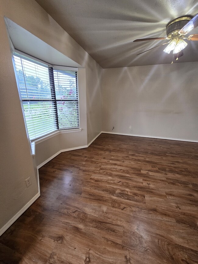 Building Photo - 16044 Pawnee Dr
