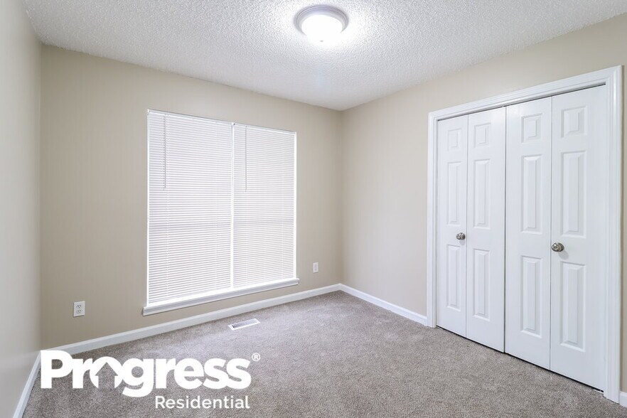 Building Photo - 2613 Laburnum Dr