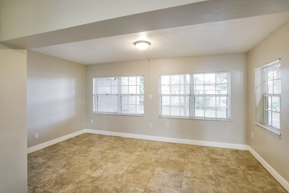 Building Photo - 3231 SW 67th Ave