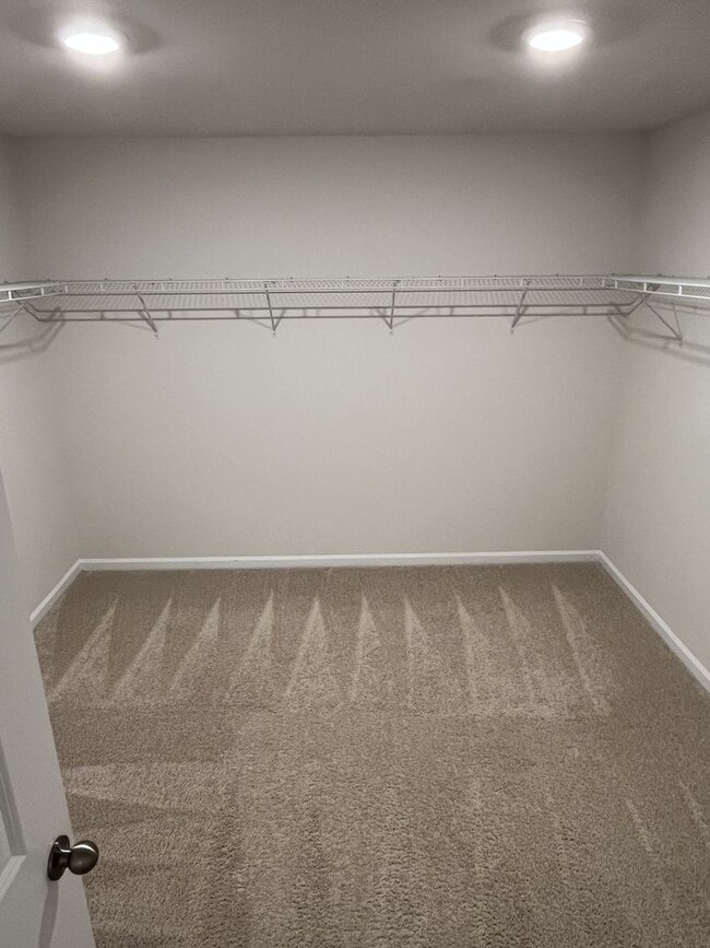 Building Photo - Spacious 5 Bed home in East Charlotte