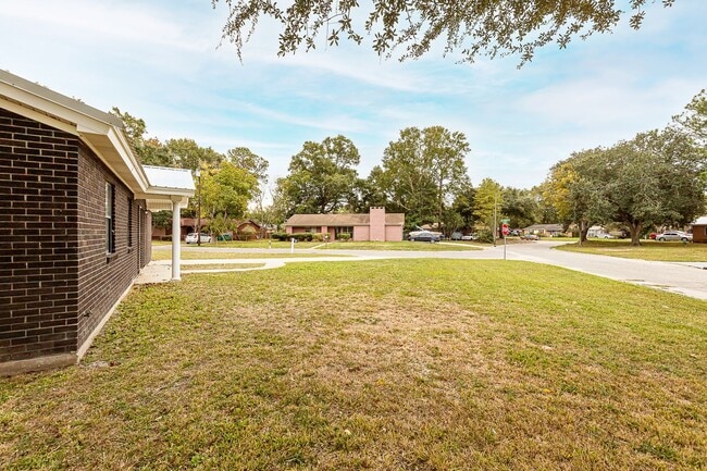 Building Photo - 4703 Bronfair Ave