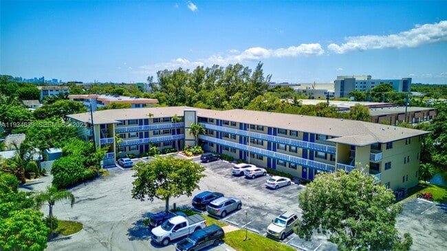 Building Photo - 1400 NE 57th Ct