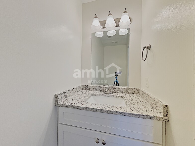 Building Photo - 2148 Spring Hill Cir