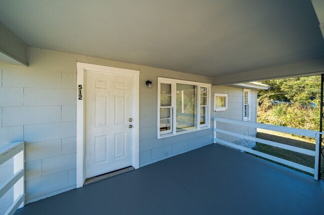 Building Photo - Super Cute Super Clean Priced to move fast!!!