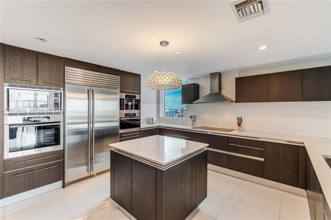 Building Photo - 17001 Collins Ave